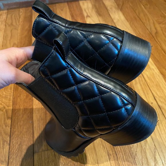 Adrienne Vittadini Shoes - Adrienne Vittadini Black Leather Chelsea Boots 9.5 w/ quilted detail low heel